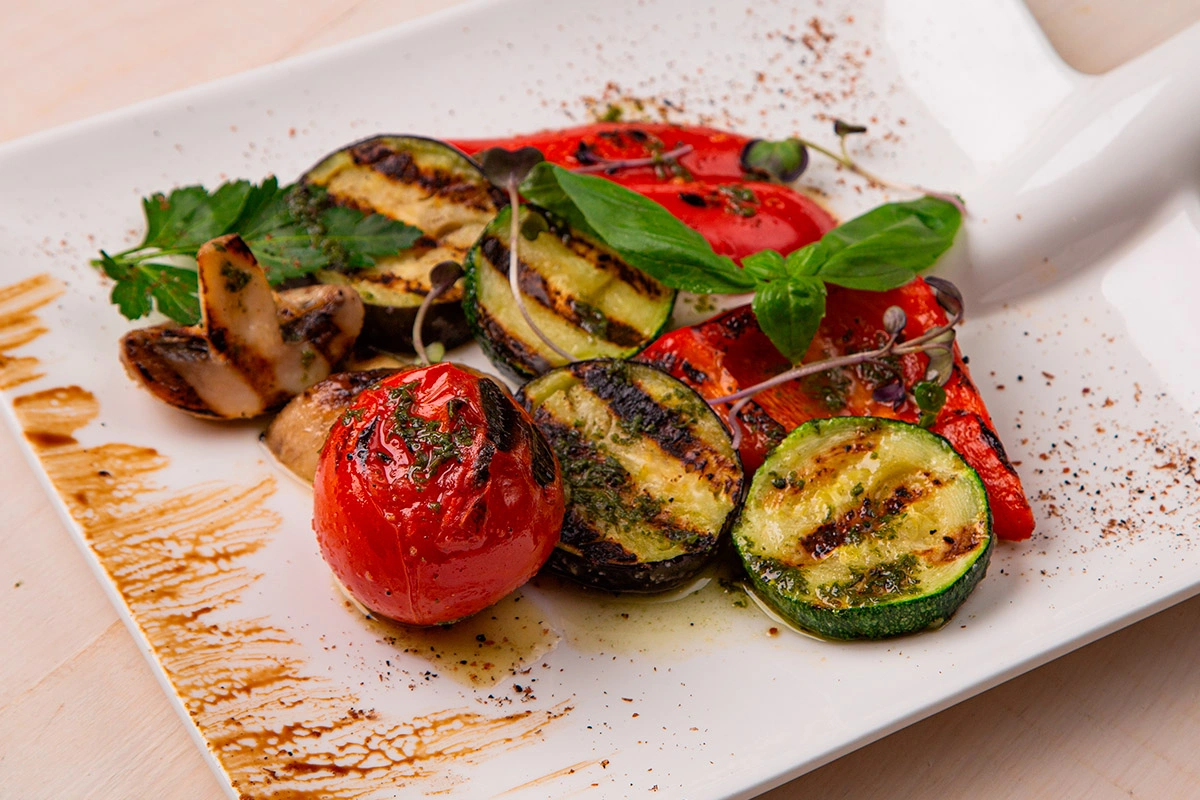 Mediterrán fogás grillezett alapanyagokkal és friss köretekkel